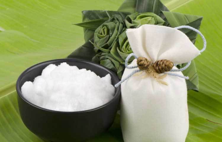 নিয়মিত মাথায় যে তেল ব্যবহার করেন তার সঙ্গে কর্পুর এসেনশিয়াল অয়েল মিশিয়ে চুলে ব্যবহার করলে চুল ঝরার পরিমাণ কমে যায়। চুলে শ্যাম্পু করার আগে এই তেলের মিশ্রণ মাথার তালুতে ও চুলে মাখলে এটি খুশকির সমস্যা কমাতেও সাহায্য করবে।