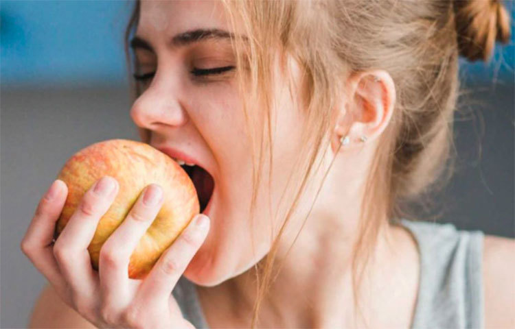 প্রতিদিন রাতে ঘুমাতে যাওয়ার অন্তত এক ঘণ্টা আগে একটি খোসাসহ গোটা আপেল খেয়ে নিন। কোষ্ঠকাঠিন্যের সমস্যায় উপকার পাবেন।