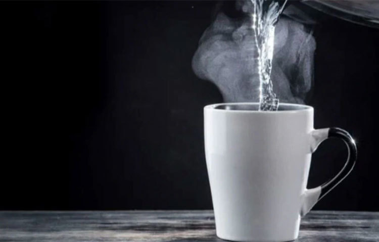 রাতে ঘুমাতে যাবার আগে এক কাপ সামান্য উষ্ণ জল খান। এইভাবে উষ্ণ গরম জল খাওয়ার অভ্যাস হজমের সহায়তা করবে এবং কোষ্ঠকাঠিন্যের সমস্যাও দূর করবে।