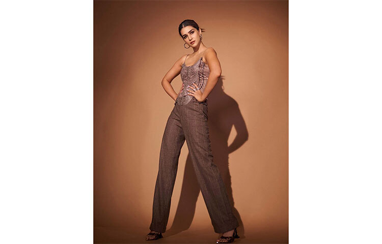 এবার এই ফটোশুটটি দিয়ে নেটিজেনের মন জয় করলেন কৃতী। টাসেল টপ ও চেক প্যান্টে ফ্যাশন সচেতন কৃতিকে দারুণ লাগছে। ছবি: সংগৃহীত