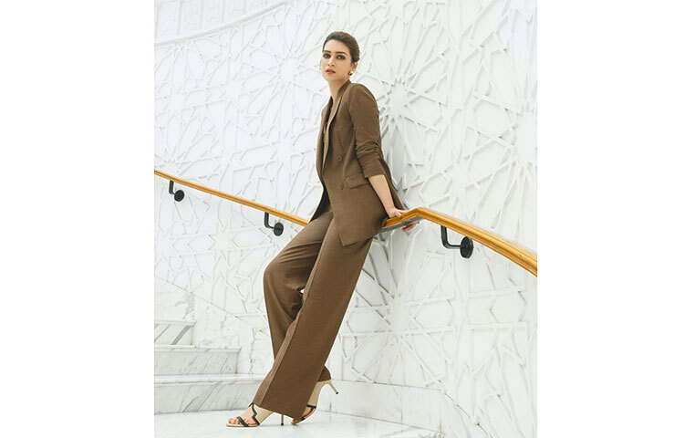 কর্পোরেট সাজেও আবেদনময়ী লুক কৃতীর। ছবি: সংগৃহীত