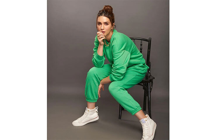 সবুজ রঙের প্যান্ট স্যুট আর সঙ্গে সাদা স্নিকার্স। ছবি: সংগৃহীত