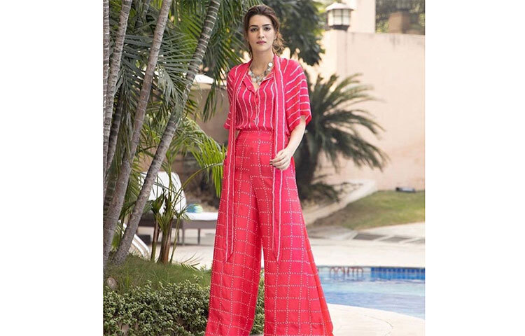 ইন্দো ওয়েস্টার্ন লুকেও বাজিমাত কৃতীর। গোলাপি জাম্পস্যুটে উজ্জ্বল অভিনেত্রী। ছবি: সংগৃহীত