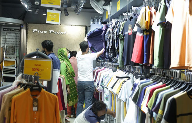 রোববার (২৬ জুলাই) পান্থপথের বসুন্ধরা সিটি শপিং কমপ্লেক্সের জামা-কাপড়ের দোকানিদের সঙ্গে কথা বলে এসব জানা গেছে এবারের ঈদে বেশ ভালোই বিক্রি হচ্ছে। ছবি: মাহবুব আলম