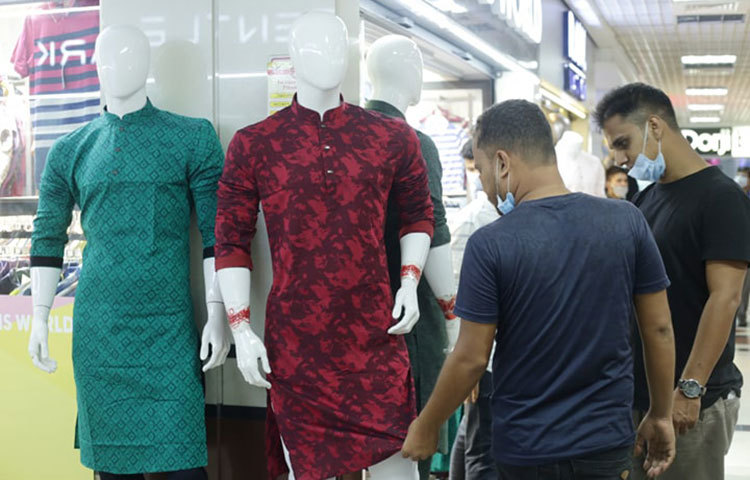 দোকানীরা বলছেন, গত বৃহস্পতি, শুক্র ও শনিবার বসুন্ধরা সিটিতে বেশ ভালো বিক্রি হয়েছে। অনেকে হয়তো ঈদের আগে আর ছুটি পাবেন না। অনেকেই রাজধানী ছাড়ছেন, কেনাকাটার সুযোগ পাবেন না। এসব কারণে এই তিনদিন বেশ বিক্রি হয়েছে। ছবি: মাহবুব আলম