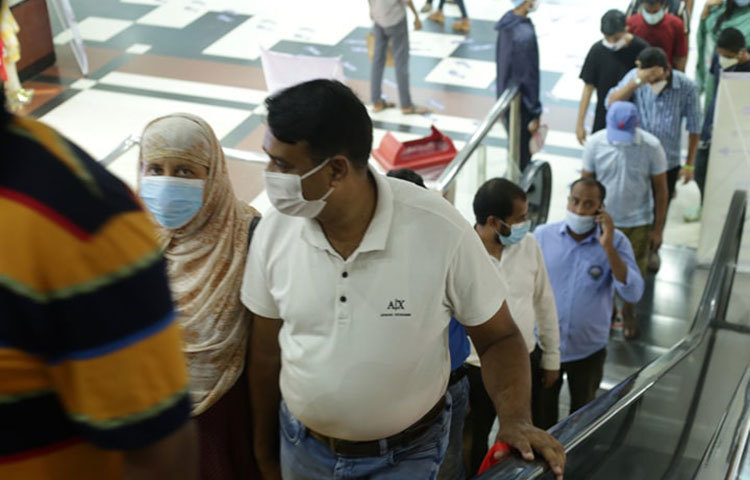 দোকানিরা আশা করছেন, ঈদের আগ পর্যন্ত তাদের এই বিক্রি অব্যাহত থাকবে। তাছাড়া বসুন্ধরা সিটিতে করোনার স্বাস্থ্যবিধি মেনে চলায় ক্রেতারা এখানে আসতে বেশি স্বাচ্ছন্দ্যবোধ করছেন। সে কারণে অন্যান্য শপিংমলের তুলনায় এখানে বিক্রি একটু বেশি। ছবি: মাহবুব আলম