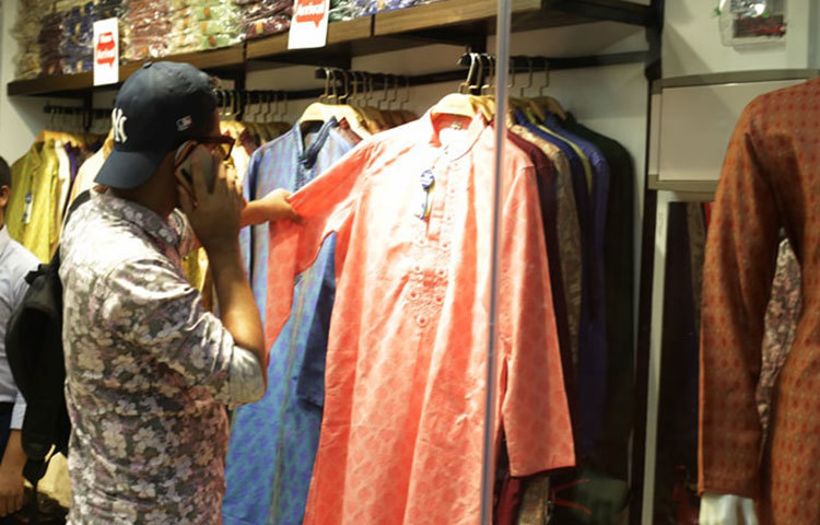 পাঞ্জাবির স্টল লুবনানের শপ ম্যানেজার রিয়াজ হোসেন রাজু জাগো নিউজকে বলেন, ‘বৃহস্পতি, শুক্র ও শনি – গত এই তিনদিন আমাদের ভালো বিক্রি হয়েছে। রোজার ঈদে করোনার কারণে বেশিরভাগ মানুষই কেনাকাটা করতে পারেনি। উপহার দেয়া, পরিবারের জন্য কেনাকাটা করতে পারেনি। সেসব এবার কারণে কেনাকাটা একটু বেড়েছে।’ ছবি: মাহবুব আলম