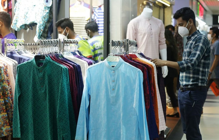শার্টের দোকান ক্যাট আইয়ের ব্রাঞ্চ ম্যানেজার আক্তারুজ্জামান জাগো নিউজকে বলেন, ‘বসুন্ধরা সিটিতে করোনার স্বাস্থ্যবিধিও মানা হচ্ছে। ক্রেতারা আশস্তও হচ্ছে। তাই অন্যান্য শপিংমল বা দোকানপাটের তুলনায় এখানে বিক্রি বেশি হচ্ছে। আমাদের বিভিন্ন জায়গায় আরও দোকান আছে। কিন্তু সেগুলোর তুলনায় বসুন্ধরায় বিক্রি বেশি হচ্ছে।’ ছবি: মাহবুব আলম