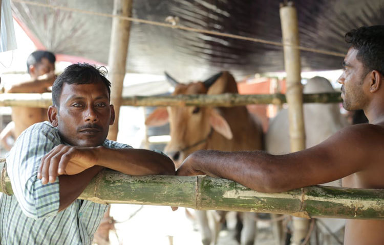 ক্রেতাদের অপেক্ষায় ব্যবসায়ীরা। ছবি: মাহবুব আলম