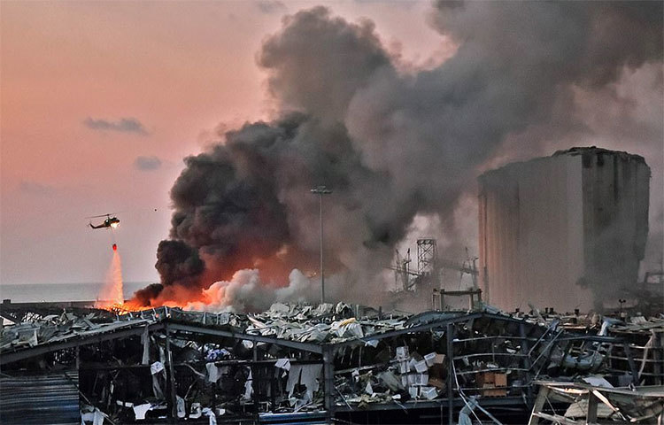 বিস্ফোরণস্থলের পাশে কিংবা সেখান থেকে অনেক দূরের রাস্তাগুলোতে যত্রতত্র আহত ও নিহত মানুষ পড়ে আছে।’