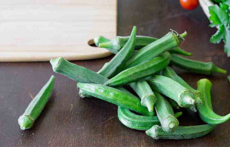 প্রথমে ৪-৫টি ঢ্যাঁড়শ ভালো করে ধুয়ে মাথা কেটে বাদ দিন। তারপর সবকটি ঢ্যাঁড়শ লম্বালম্বিভাবে কেটে ফেলুন। এবার একটি কাঁচের জারে তিন কাপ পানি ঢেলে তাতে ঢ্যাঁড়শগুলো সারারাত ভিজিয়ে রাখুন। সকালে ওই পানির মধ্যেই ঢ্যাঁড়শগুলো ভালো করে চিপে অতিরিক্ত পানি বের করে ফেলে দিন ঢ্যাঁড়শগুলো। এই পানি পান করলেই ডায়াবেটিস কমে যাবে। ছবি: সংগৃহীত