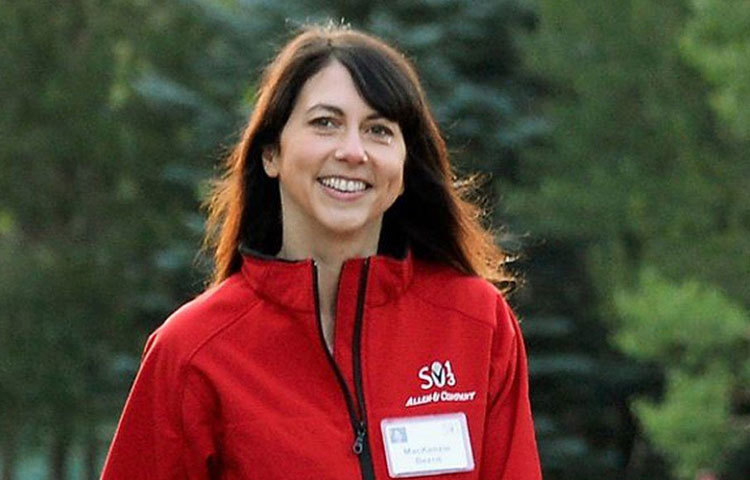 অ্যামাজনের প্রতিষ্ঠাতা জেফ বিচ্ছেদের শর্তস্বরূপ প্রাক্তন স্ত্রীকে অনলাইন রিটেলারের ৪ শতাংশ দিয়েছিলেন। এর ফলে ম্যাকেঞ্জির সম্পত্তির পরিমাণ পৌঁছয় ৪৮ কোটি ডলারে। বর্তমানে তিনি বিশ্বের চতুর্থ ধনীতম মহিলা।