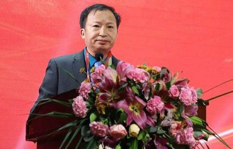 য়ুয়ানের প্রাক্তন স্বামী দু ওয়েইমেইন শিল্পপতি। তিনি শেনঝেন কাংতাই বায়োলজিক্যাল প্রোডাক্টস কো-এর চেয়ারম্যান। তিনি সম্প্রতি বিবাহবিচ্ছেদের শর্ত হিসেবে তিনি তার প্রতিষেধক প্রস্তুতকারী সংস্থার ১৬১.৩ মিলিয়ন শেয়ার দিয়েছেন প্রাক্তন স্ত্রীকে।