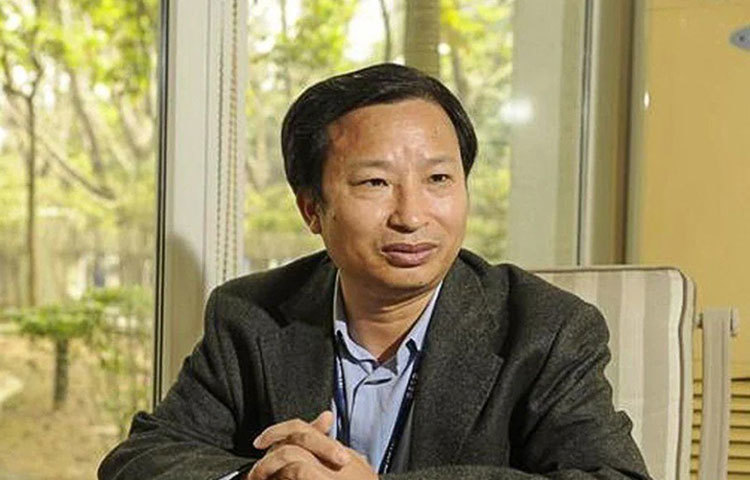 ১৯৯৫ সালে তিনি একটি বায়োটেক সংস্থার সেলস ম্যানেজার হন। অভিজ্ঞতা সঞ্চয় করে ২০০৯ সালে নিজের প্রথম সংস্থা ‘মিনহাই’ শুরু করেন তিনি। ফোর্বস পত্রিকার সাম্প্রতিক তালিকা অনুযায়ী বিচ্ছেদের আগে তিনি বিশ্বের ৩২০ নম্বর ধনকুবের ছিলেন।