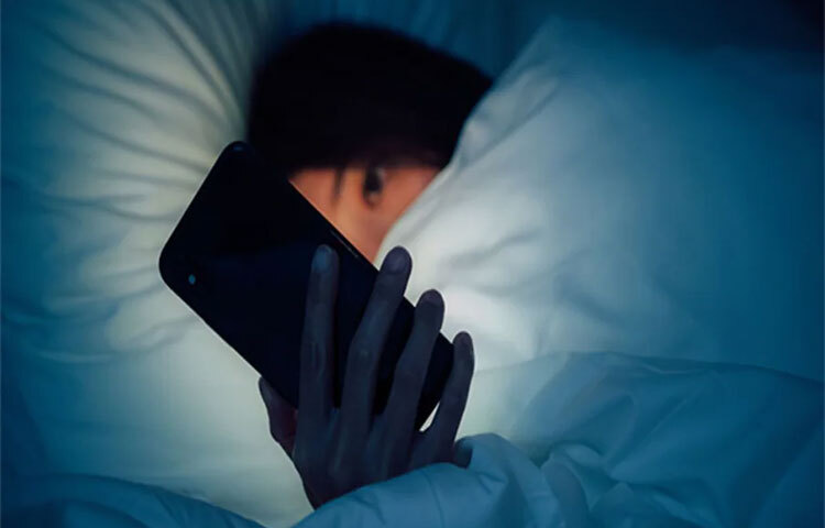 এই যুগ আর্টিফিশিয়াল ইন্টেলিজেন্স আর ইন্টারনেটের যুগ। আট থেকে আশি, পুরুষ থেকে নারী ইন্টারনেট ব্যবহার করেন না এমন মানুষ খুঁজে পাওয়া মুশকিল। প্রত্যেকের জীবনের অবিচ্ছেদ্য অংশ হয়ে গিয়েছে এই ইন্টারনেট। গত দশকের তুলনায় এই দশকে ইন্টারনেটের ব্যবহার প্রচুর বেড়েছে। শুধু একটা ক্লিকের মাধ্যমে সহজেই যে কোনো ধরনের তথ্য হাতের মুঠোয় চলে আসে ইন্টারনেটের সাহায্যে। ছবি: সংগৃহীত