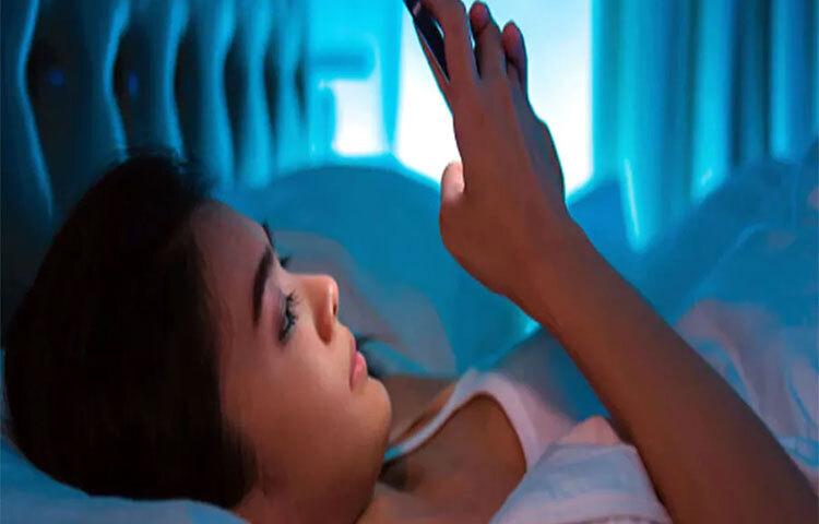 তবে এই ইন্টারনেটের ব্যবহারে ছেলে আর নারীদের মধ্যে কিছু পার্থক্য আছে। যেহেতু দুই ধরণের মানুষের চাহিদা, ভালোলাগা ইত্যাদি আলাদা তাই নারী পুরুষ ভেদে চিন্তাভাবনার বিরাট পার্থক্য রয়েছে। সমীক্ষায় বেরিয়ে এসেছে এক দারুণ চমকে দেওয়া তথ্য। নারীরা রাতের অন্ধকারে বিছানায় শুয়ে একান্তে কী সার্চ করেন ইন্টারনেটে? তারই উত্তর খুঁজেছে এই সমীক্ষা। আর তাতে বেরিয়ে এসেছে মজাদার অজানা রহস্য। ছবি: সংগৃহীত