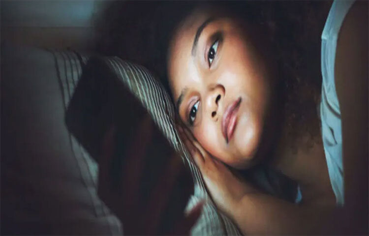 বিভিন্ন চ্যানেলে ধারাবাহিক দেখতে পছন্দ করেন নারীরা। কাজের মধ্যে হয় না দেখা। তাই ট্রেনে বাসে যাতায়াত করার সময় বা ঘুমনোর আগে দেখে নেন ছোট্ট করে সেই ক্লিপিং। ছবি: সংগৃহীত