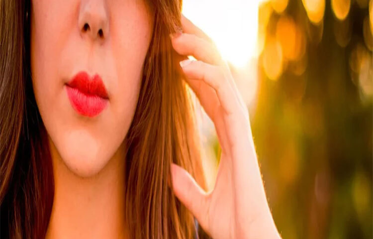 সিরিয়াল বা ধারাবাহিক দেখার তালিকায় নারীদের নাম প্রথমে রয়েছে। তাই সারাদিনের ব্যস্ততার মধ্যে নিজের প্রিয় সিরিয়ালটি দেখা না হলে রাতের বেলায় ঠিক দেখে নেন সেটা। অনেকে ট্রেনে বাসে যাতায়াত করার সময় বা ঘুমনোর আগে রাতের বেলায় ধারাবাহিকগুলোর রিপিট টেলিকাস্ট দেখতে টইল দেন। ছবি: সংগৃহীত