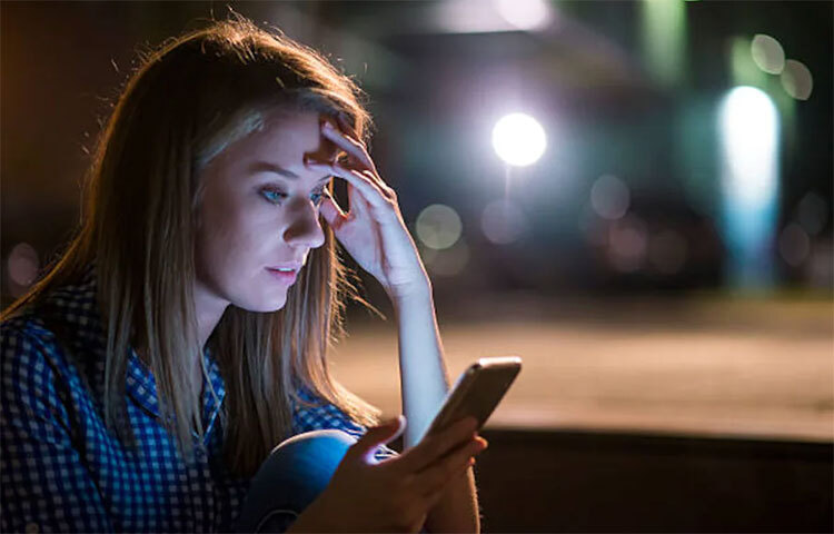 বর্তমানে বিনোদন জগতে নতুন সংযোজন হয়েছে ওয়েব সিরিজের। এখন ওয়েব সিরিজের রমরমা বাজার। নারী-পুরুষ নির্বিশেষে সকলেই ওয়েব সিরিজ দেখার নেশার ডুবে আছেন। প্রায়ই কোনো না কোনো ওয়েব সিরিজের কোনো না কোনো সিজন বা এপিসোড রিলিজ হচ্ছে। হিন্দি, বাংলা, ইংলিশ মিলিয়ে একের পর এক নতুন নতুন ওয়েব সিরিজ মুক্তি পাচ্ছে। একাকী সময় কাটানোর জন্য নারীরা ওয়েব সিরিজ দেখার জন্য ওটিটি প্লাটফর্মগুলোতে ভিড় জমান। ছবি: সংগৃহীত