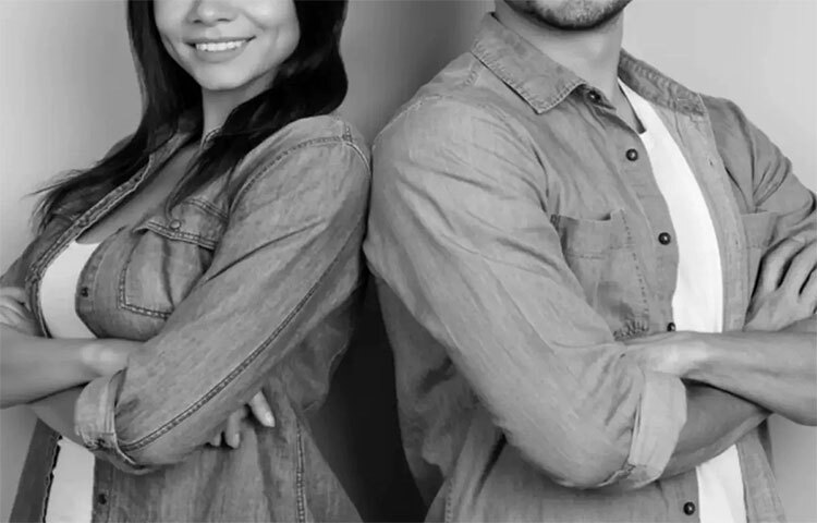 এই সময়ে ইউনিসেক্স ফ্যাশন খুব আলোচিত। ইউনিসেক্স ফ্যাশন মানে এমন পোশাক যা পুরুষ এবং নারী উভয়ই পরতে পারেন। চশমা থেকে শুরু করে জিন্স এবং আরও অনেক ধরনের পোশাকই ইউনিসেক্স। আগের যুগে শুধু পুরুষরা শার্ট পরতেন সাধারণত। কিন্তু বর্তমান সময়ে নারীরাও শার্ট পরছেন। ছবি: সংগৃহীত