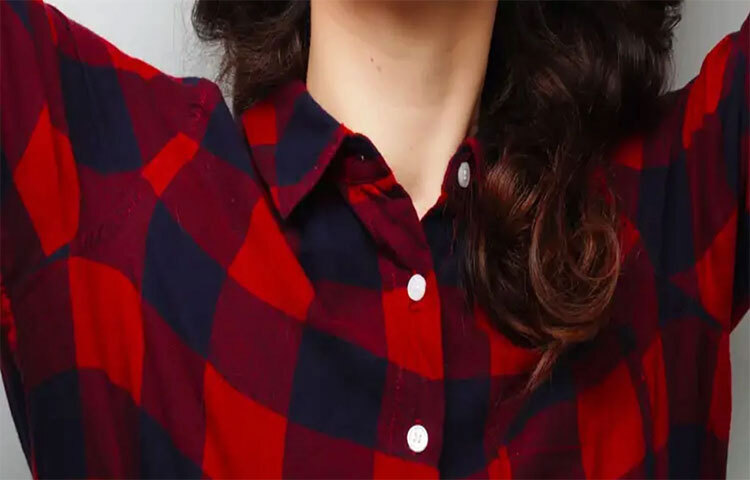 তবে এই দুটি শার্টের মধ্যে একটি বড় পার্থক্য রয়েছে। যেখানে পুরুষের শার্টের বোতামটি ডানদিকে থাকে, নারীদের শার্টের বোতাম সবসময় বাঁ দিকে থাকে। ফ্যাশন করে এমনটা মেয়েরা পরেন একথা মোটেও ঠিক নয়। বরং এর পেছনে বিশেষ কারণ রয়েছে। এই পার্থক্য নিয়ে অবশ্য নানা মুনির নানা কথা প্রচলিত রয়েছে। ছবি: সংগৃহীত