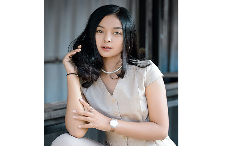 নেপোলিয়ানের সঙ্গেও কিন্তু সংযুক্ত রয়েছে বোতামের ইতিহাস। বলা হয়ে থাকে নেপোলিয়ান বোনাপার্ট আদেশ দিয়েছিলেন যে নারীদের শার্টের বোতাম বাঁ দিকে থাকা উচিত। প্রচলিত উপাখ্যান অনুসারে নেপোলিয়ান সবসময় তার জামায় একটি হাত রাখতেন। অনেক নারী তাকে অনুকরণ করতে শুরু করেন। এমন পরিস্থিতিতে, নেপোলিয়ান এটি যাতে না ঘটে তার জন্য নারীদের শার্টে আরও বোতাম লাগানোর জন্য একটি ডিক্রি জারি করেন। যদিও এর কোনো সুনির্দিষ্ট প্রমাণ নেই। কিন্তু গল্প-কাহিনির ভিত্তিতে মানুষ এটি সত্য বলে বিশ্বাস করে চলে এসেছে যুগের পর যুগ। ছবি: সংগৃহীত