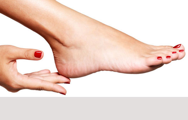 পদ্ধতি: একটি কলা টুকরো করে নিয়ে এর সঙ্গে টাটকা ৩-৪ টুকরো নারকেল একসঙ্গে বেøন্ডারে দিয়ে বেøন্ড করে নিন বা ভালো করে বেটে নিন। এরপর এই মিশ্রণটি পায়ের ফাটা জায়গায় ভালো করে লাগিয়ে নিন। প্যাক শুকিয়ে গেলে সামান্য উষ্ণ গরম পানি দিয়ে ধুয়ে ফেলুন। যদি হাতের কাছে তাজা নারকেল নাও পান তবে একটি কলা চটকে নিয়ে তাতে ২-৩ চামচ নারকেল তেল দিয়ে মিশিয়ে মিশ্রণ তৈরি করেও লাগাতে পারেন। উপকার পাবেন।