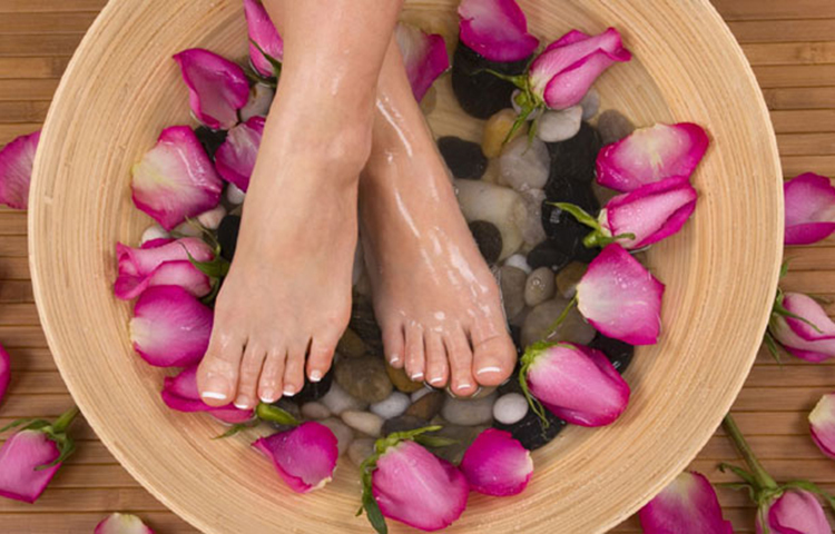 চাল বাটা ও তেল: পা ফাটার সমস্যার সমাধানে সবচেয়ে কার্যকরী পদ্ধতি হচ্ছে প্রাকৃতিক স্ক্রাবার ব্যবহার। ঘরোয়াভাবে তৈরি এই স্ক্রাবটি প্রতিদিন ব্যবহার করে খুব দ্রুত পা ফাটার সমস্যা থেকে মুক্তি পেতে পারেন। এর উপকরণ হচ্ছে, ২-৩ চামচ চাল, অলিভ অয়েল, সাদা ভিনেগার ও মধু।