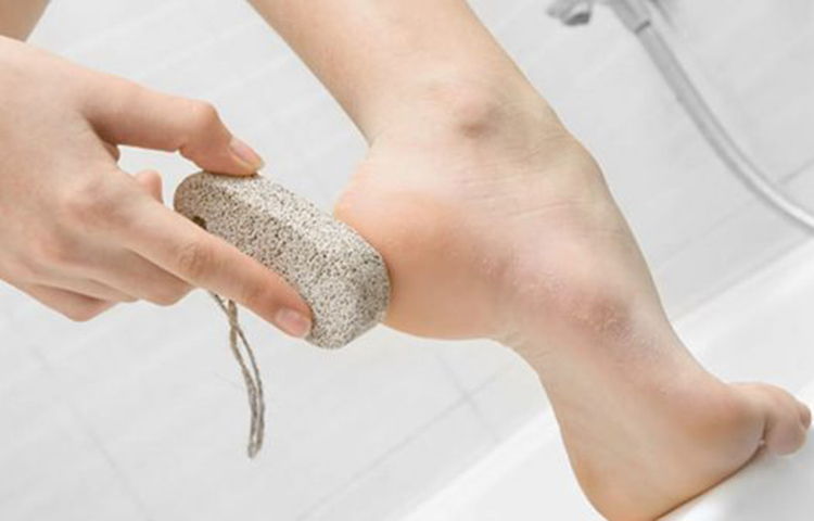 পদ্ধতি: একটি বড় পাত্রে ২ লিটার সামান্য উষ্ণ গরম পানি নিয়ে তাতে ১ চামচ লবণ, ১টি গোটা লেবুর রস, ১ কাপ গোলাপ জল দিয়ে এতে অন্তত ১০-১৫ মিনিট পা ভিজিয়ে রাখুন। এর পর খসখসে কিছু একটা দিয়ে যেমন, পেডিকিউরের পিউমিস স্টোন দিয়ে পায়ের গোড়ালি ভাল করে ঘষে শক্ত, মোটা ও মরা চামড়া তুলে পা ধুয়ে ফেলুন।