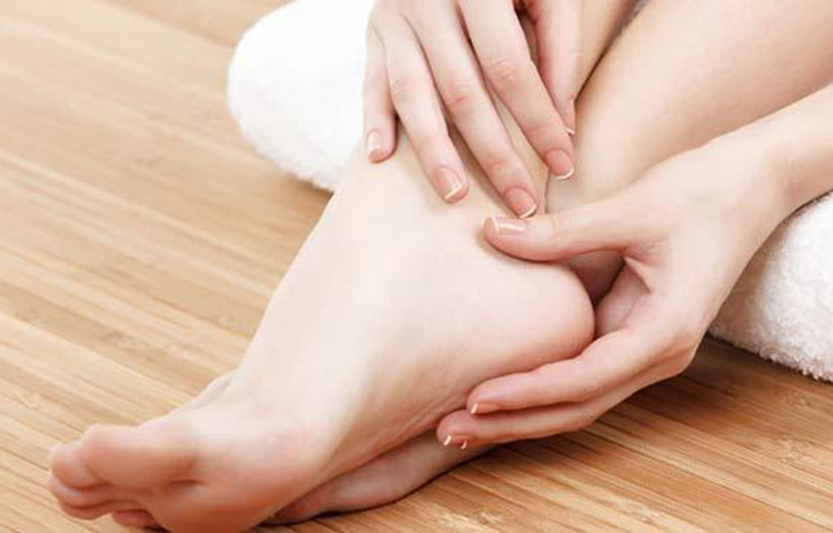 এরপর ১ চামচ লেবুর রস, ১ চামচ গ্লিসারিন ও ১ চামচ গোলাপ জল মিশিয়ে একটি মিশ্রণ তৈরি করে পায়ে লাগান। এভাবে সারা রাত রেখে দিন। সকালে উঠে সামান্য উষ্ণ গরম পানি দিয়ে পা ভালো করে ধুয়ে ফেলুন। সপ্তাহে অন্তত ২-৩ বার ব্যবহারে সপ্তাহ দুয়েকের মধ্যেই পা ফাটা একেবারে সেরে যাবে।