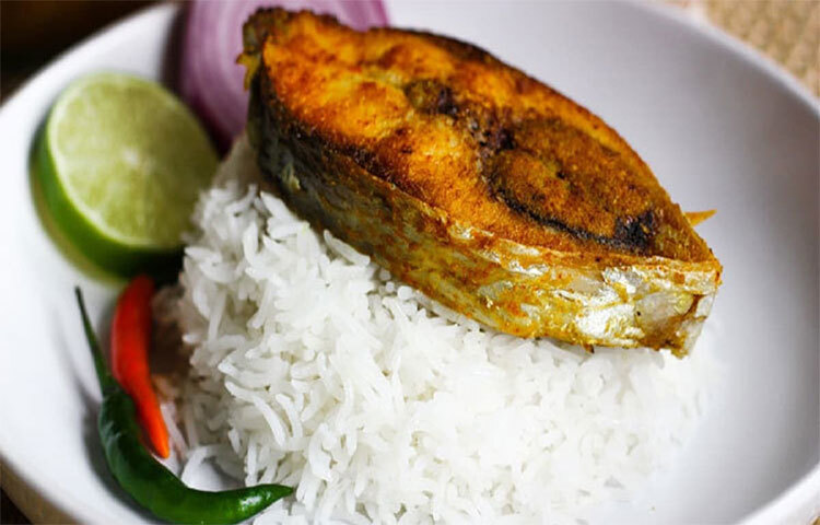 গরমের দিনে প্রায় প্রত্যেকেই কম-বেশি লেবু খায়। পানিতে মিশিয়ে হোক, বা ভাতের সঙ্গে, লেবু না খেলেই যেন নয়। ভিটামিন সি-র উৎস হিসেবে শরীরের জন্য খুবই উপকারী লেবু। গরমের দিনে লেবুর চাহিদাও ভীষণ বেড়ে যায়। ছবি: সংগৃহীত