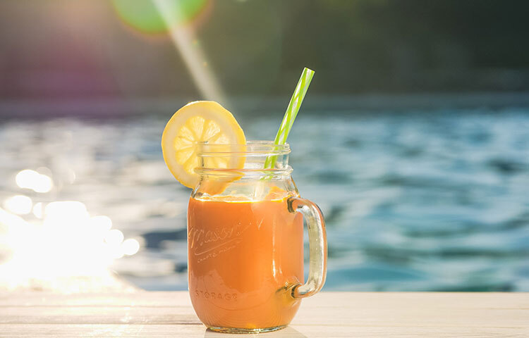 যারা ওজন কমাতে চান তারা ডায়েটে রাখুন লেবুর রস। হয় খাবারে মেশান বা লেবুর পানি পান কারুন। ছবি: সংগৃহীত