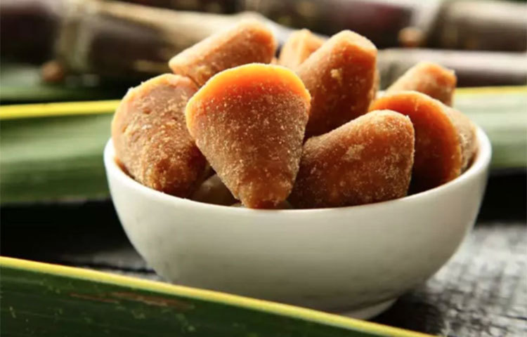 পলিফেনল ফ্যাট মেটবলিজম বাড়িয়ে শরীরের বিপুল পরিমাণ ফ্যাটকে দমন করে। একইসঙ্গে লেবু শরীরে যেমন এইচডিএল কোলেস্টেরল বাড়ায় অন্যদিকে আবার এলডিএল কোলেস্টেরল কমায়। লেবুতে থাকা অ্যান্টিঅক্সিড্যান্ট সামগ্রী কোষকে ফ্রি র্যাডিকেলে ক্ষতি থেকে রক্ষা করে।