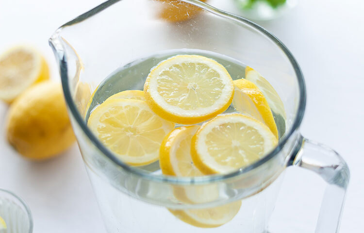 লেবুর পানিতে খুব কম ক্যালোরি থাকে। বিশেষত আপনি তাতে যদি চিনি না মেশান। লেবুর পানিতে ক্যালোরি কম থাকায় এবং সাধারণ পানীয়র মতোই এটি পূর্ণতা বাড়াতে পারে, যা ওজন ঝরানোর পক্ষে কার্যকর হয়ে উঠতে পারে। ছবি: সংগৃহীত