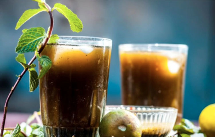 চিনির বিকল্প হিসেবে গুড় স্বাস্থ্যকর খাবার। লো ক্যালরির গুড়ে থাকে অ্যান্টিঅক্সিডান্টস, জিঙ্ক এবং সেলেনিয়াম- যা আমাদের রোগ প্রতিরোধ ক্ষমতা বাড়াতে সাহায্য করে। পাশাপাশিই কোষের ক্ষতিকারক ফ্রি র্যাডিকেলের সঙ্গেও লড়াই করতে সাহায্য করে।