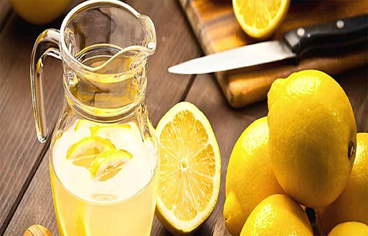 অন্যান্য ফলের চেয়ে লেবুতে ভিটামিন সি-এর পরিমাণ অনেকটাই বেশি। তাছাড়া ম্যাগনেসিয়াম, পটাসিয়ামেও সমৃদ্ধ লেবু। অ্যান্টি-অক্সিড্যান্টসের জোগান হিসেবে এবং ইমিউনিটি বুস্টার হিসেবে লেবু খাওয়ার পরামর্শ দেন চিকিৎসকেরা। ছবি: সংগৃহীত