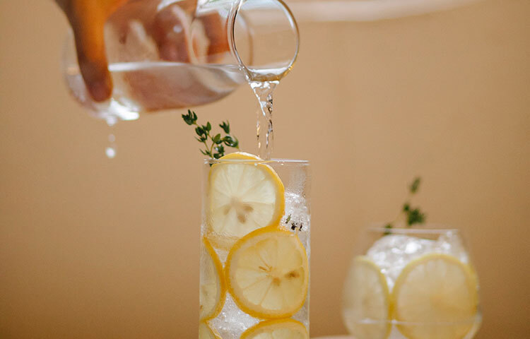 মেটাবলিজমকে উদ্দীপিত করতে লেবুর পানি দিয়ে দিন শুরু করুন। সারাদিন লেবুজলে চুমুক দিলে তা আপনাকে দীর্ঘক্ষণ পূর্ণ রাখবে এবং ক্যালরি-সমৃদ্ধ খাবারের স্তূপ নিয়ন্ত্রণে সাহায্য করবে। ছবি: সংগৃহীত