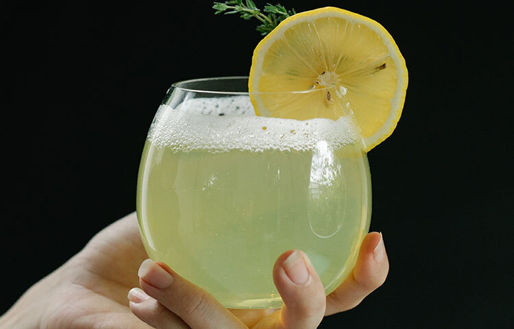 গবেষণায় দেখা গেছে যে, খাবারের আগে পানি পান করলে খুদা কমে এবং তৃপ্তি বৃদ্ধি পায়। যেহেতু লেবুর পানিতে ক্যালোরি কম থাকে এবং ভিটামিন ‘সি’তে পূর্ণ, তাই নিয়মিত পানীয়র মতোই এটা আপনাকে পূর্ণ রাখবে। এটি আপনাকে ক্যালোরি গ্রহণ কমাতে সাহায্য করতে পারে। ছবি: সংগৃহীত