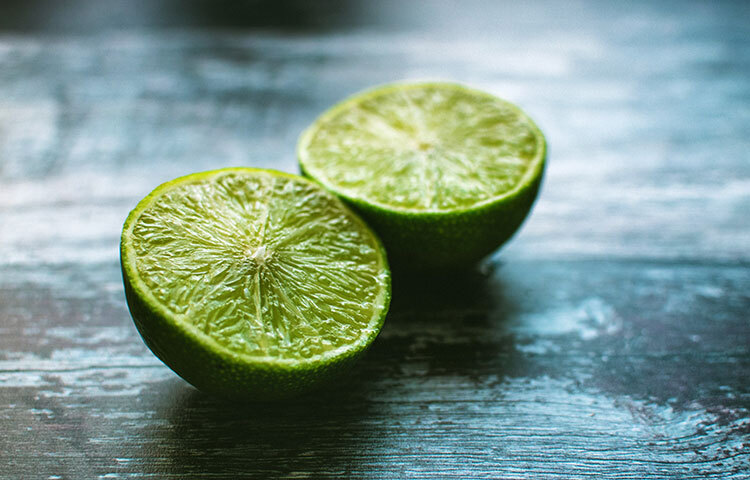 শরীরের অবাঞ্ছিত চর্বি ঝরাতে লেবুর কোনো তুলনা হয় না। লেবু একটু উষ্ণ গরম পানির সঙ্গে পান করলেই একসঙ্গে অনেক উপকার পাওয়া সম্ভব। ছবি: সংগৃহীত