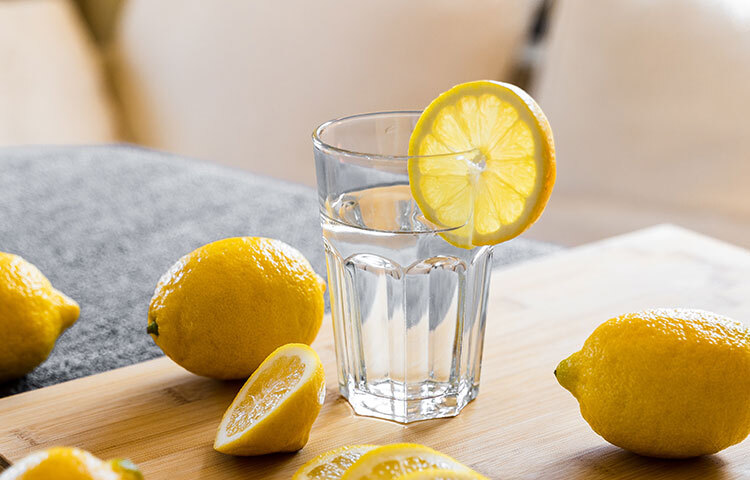 যদিও লেবুর রস অ্যাসিডিক পানির সঙ্গে মেশানো হলে এটি শরীরে একটি ক্ষারীয় প্রভাব ফেলে। পানি পান কোষ্ঠকাঠিন্যের ঝুঁকি কমাতে সাহায্য করতে পারে। লেবুর রসে থাকা অ্যাসিড খাবারকে আরও দক্ষতার সাথে ভেঙে ফেলতে সাহায্য করবে, শরীরের জন্য প্রতিটি খাবার থেকে সর্বাধিক পুষ্টি আহরণ করা সহজ করে তুলবে। ছবি: সংগৃহীত