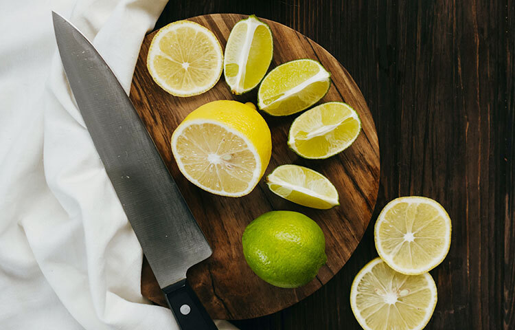 লেবুতে পরিপূর্ণ রূপে ভিটামিন সি থাকে। গরমের দিনে লেবুর শরবত পান করলে অত্যন্ত উপকার পাওয়া যায়। ছবি: সংগৃহীত