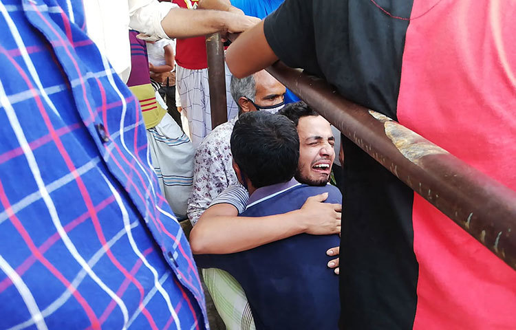 তাদের স্বজন হারানোর কান্না ছুঁয়েছে সবার হৃদয়। ছবি: মাহবুব আলম