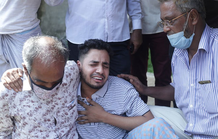 স্বজন হারানোর বেদনায় বুক ফাটা আহাজারি। ছবি: মাহবুব আলম