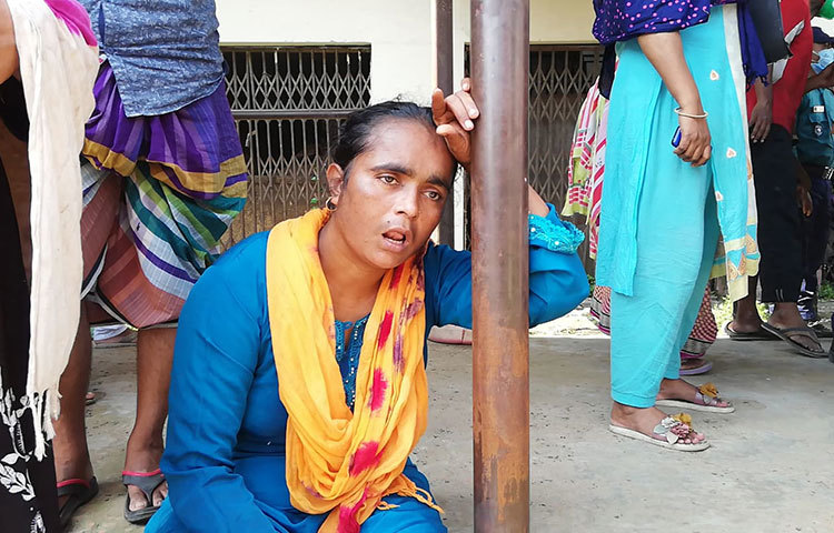 শোকে পাথর হয়েছেন এই নারী। ছবি: মাহবুব আলম