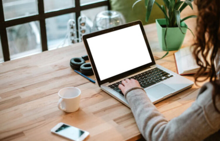 অফিসে হোক বা বাড়িতে, ঘণ্টার পর ঘণ্টা এক জায়গায় বসে কম্পিউটার স্ক্রিনের দিকে চোখ এখন সবারই থাকে। শুধু কম্পিউটার বা ল্যাপটপই নয়, সমস্যা বাড়িয়েছে অত্যাধিক মাত্রায় স্মার্টফোনের ব্যবহারও। স্মার্টফোনের উপর সাধারণ মানুষ এখন অতিরিক্ত মাত্রায় নির্ভরশীল। কেউ ল্যাপটপ বা ডেস্কটপ ব্যবহার না করলেও ফোনের ব্যবহার সর্বক্ষণই করছেন। হোয়াটসঅ্যাপ-মেসেঞ্জারে টেক্সট করার পাশাপাশি ইন্টারনেট সার্ফিং সবকিছুতেই এখন ফোনের উপরে অনেক বেশি মাত্রায় নির্ভরশীল মানুষ। আর তাতেই বাড়ছে নানারকম সমস্যা। সেই তালিকায় রয়েছে চোখও।