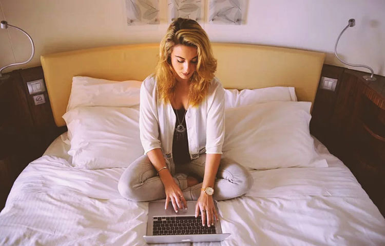 খাটে বসে নিচু হয়ে ল্যাপটপে কাজ করার ফলে শিরদাঁড়ায় চাপ পড়ে। যার ফলে কিছুক্ষণ কাজের পরেই কোমর, পিঠে ও কাঁধে ব্যাথা শুরু হয়।