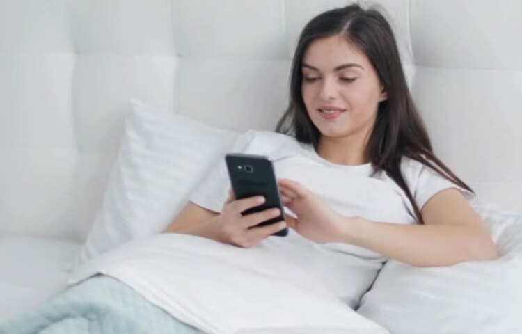 সকালে ঘুম থেকে উঠেই মোবাইলে চোখ। তারপর স্কুল-কলেজ বা অফিসে যাওয়ার সময়ও স্মার্টফোন বা ট্যাবের ব্যবহার। কাজের চাপ এখন সবারই অনেক বেশি। কিন্তু চোখকেও তো বিশ্রাম দিতে হবে। অন্তত অফিসে পৌঁছে যাতে গোটা সময় কম্পিউটারে চোখ না রাখতে হয়, সেই বিষয়টাও মাথায় রাখা প্রয়োজন। কারণ অতিরিক্ত মাত্রায় কম্পিউটার-স্মার্ট ফোন ব্যবহারেই বাড়ছে চোখের সমস্যা। যার মধ্যে অন্যতম ‘ড্রাই আইস’।