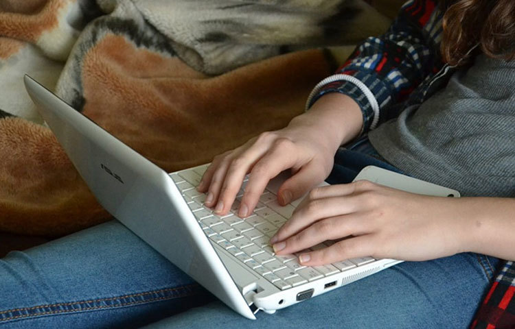 চিকিৎসকদের মতে, খাটে বসে বই পড়া বা ল্যাপটপ নিয়ে কাজ করা একেবারেই উচিত নয়। কারণ, চেয়ারে বসলে পিছনে যে অবলম্বন (সাপোর্ট) পাওয়া যায় তা খাটে বসলে পাওয়া যায় না। অনেকে বালিশ দিয়ে পিঠের কাছে সাপোর্ট দেয়ার চেষ্টা করেন। কিন্তু তাতে আসলে কোনো লাভ হয় না।