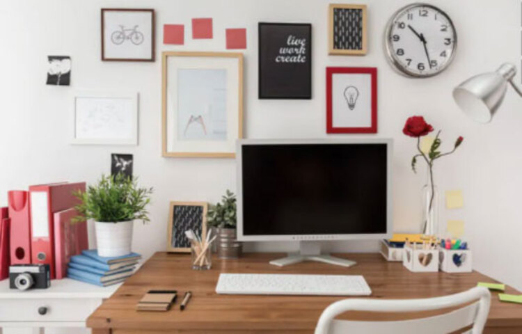 ঘরে সঠিক আলোর ব্যবহার করা প্রয়োজন। খুব কম আলোয় বা অন্ধকারে মোবাইল বা কম্পিউটার করা চোখের জন্য একেবারেই ভাল নয়। রাতে ঘর অন্ধকার করে শুয়ে শুয়ে স্মার্টফোনে সিনেমা দেখা বা সোশ্যাল মিডিয়া করা তাই কিছুটা কমান।