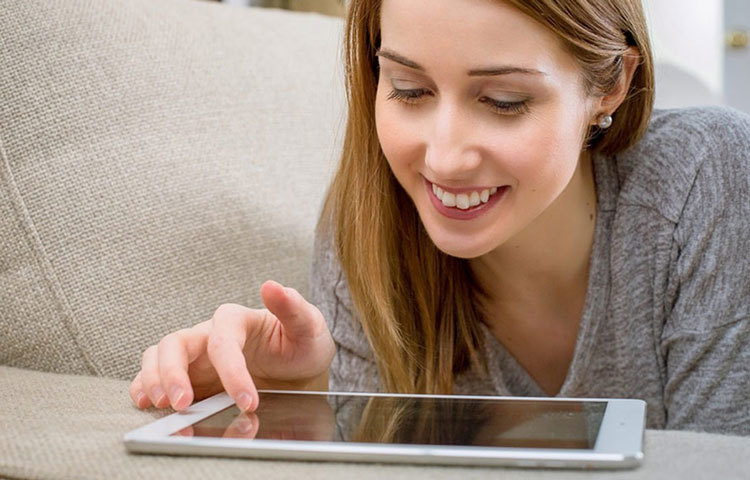 নিচু হয় বা ঝুঁকে ল্যাপটপে কাজের ফলে চোখে মারাত্মক চাপ পড়ে যা ভবিষ্যতে চোখের পাওয়ার বাড়িয়ে দেয়। অর্থাৎ, দৃষ্টিশক্তি ক্ষীণ হয়ে যেতে পারে।